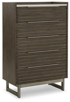 Lit à panneaux Arkenton California King avec commode et miroir