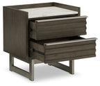 Lit à panneaux Arkenton California King avec commode, coffre et table de chevet à miroir