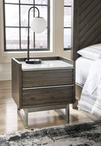 Lit à panneaux Arkenton California King avec commode, coffre et table de chevet à miroir