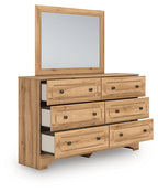 Lit Queen à panneaux Aleaport avec commode à miroir et table de chevet