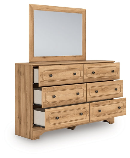Lit Queen à panneaux Aleaport avec commode à miroir et table de chevet