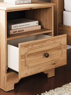 Lit King Size Aleaport avec commode miroir et table de chevet
